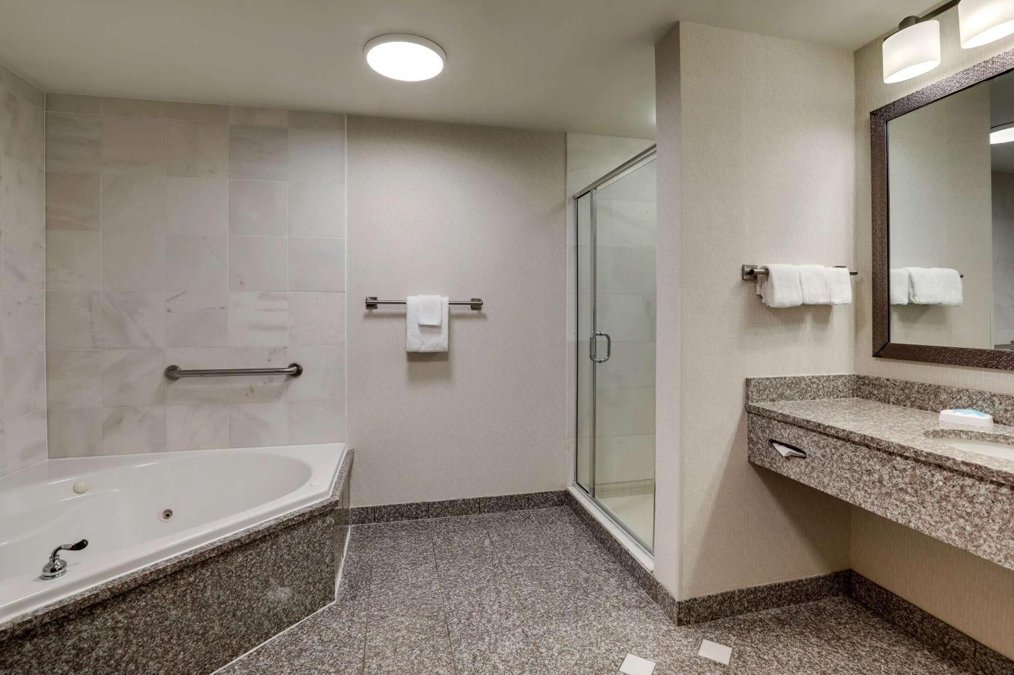 Drury Inn & Suites Charlotte Northlake Buitenkant foto